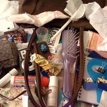 Kobiecy niezbędnik – co powinno znaleźć się w torebce?