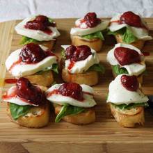 Z jakimi dodatkami można przyrządzić bruschettę?