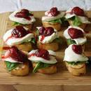 Z jakimi dodatkami można przyrządzić bruschettę?