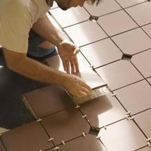 Jak ułożyć podłogę z płytek ceramicznych?