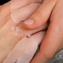 Jak wykonać parafinowy zabieg na dłonie?