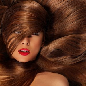 Dlaczego powinniśmy szczególnie zadbać o włosy latem?