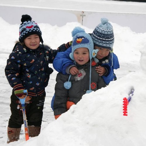 Jak zadbać o dziecko podczas zabaw na śniegu?