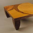 Jak wykorzystać naklejki do udekorowania blatu stołu?