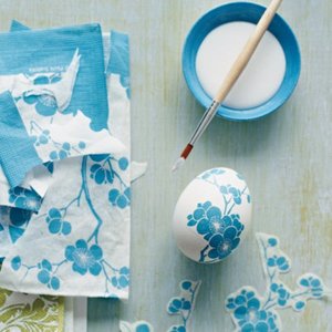 Jak przyklejamy zdobienia na przedmiot?