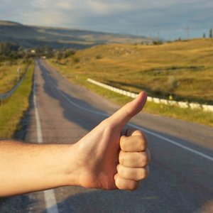 O czym należy pamiętać, podróżując autostopem?