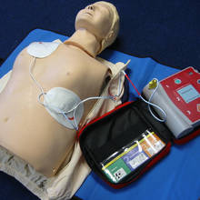 W jaki sposób używać podręcznego defibrylatora (AED)?