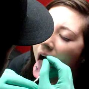 Wykonanie kolczyka w języku