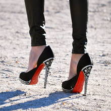 Jak prawidłowo chodzić w szpilkach?