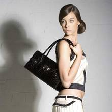 Jak właściwie dobrać torebkę do butów?