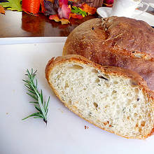 Przepis na domowy chleb rozmarynowy