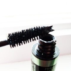 Dlaczego tworzą się grudki tuszu?