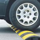 Jak bezpiecznie pokonać próg zwalniający?