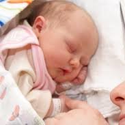 Maluszek może chcieć być blisko Ciebie