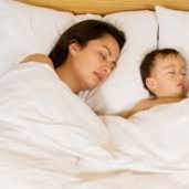 Co robić, gdy dziecko chce spać z rodzicami w łóżku?