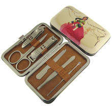 Co powinno się znaleźć w kosmetyczce do manicure?