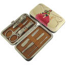 Co powinno się znaleźć w kosmetyczce do manicure?