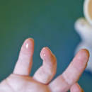 Jak pozbyć się Super Glue ze skóry?