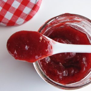 Przygotowanie słoików i truskawek