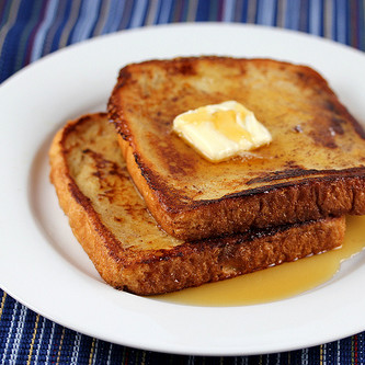 Przepis na tosty francuskie z dodatkiem żółtego sera