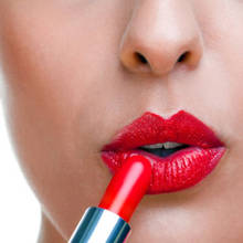 Jak pozbyć się plam ze szminki?