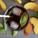 Przepis na mrożoną herbatę brzoskwiniową z bazylią