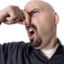 Sposób na usunięcie nieprzyjemnego zapachu z auta