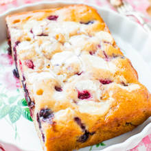 Przepis na ciasto jogurtowe z sezonowymi owocami