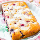 Przepis na ciasto jogurtowe z sezonowymi owocami