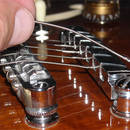 Zakładanie strun do gitary