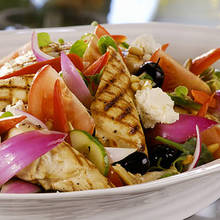 Przepis na sałatkę grecką z dodatkiem kurczaka