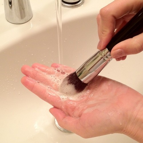 Czyszczenie mydłem lub szamponem