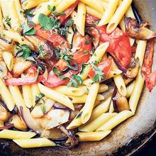 Przepis na pomidorowe danie makaronowe z bakłażanem