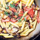 Przepis na pomidorowe danie makaronowe z bakłażanem