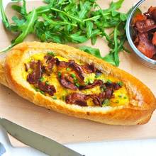 Przepis na śniadaniowe jajko zapiekane w bagietce