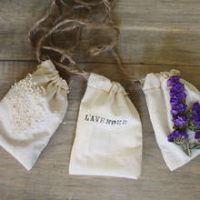 Jak odświeżyć powietrze w aucie naturalnymi środkami?