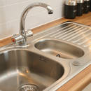 Jak w sposób ekologiczny udrożnić zatkany zlew?