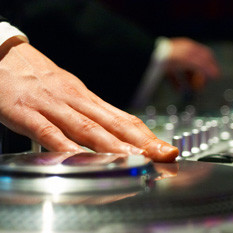 Jak wybrać dobrego DJ-a na ślub?
