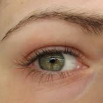 Jak dbać o skórę wokół oczu?