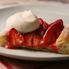 Przepis na prostą tartę z truskawkami i rabarbarem