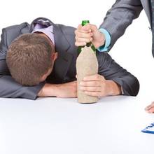 Jak wytrzymać w pracy, będąc na kacu?