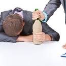 Jak wytrzymać w pracy, będąc na kacu?