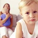 Zazdrość o młodsze rodzeństwo – jak twoje dziecko ją okazuje?