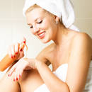 Nakładanie samoopalacza – jak uniknąć plam?