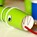 Jak zrobić węża z plastikowych kubeczków?