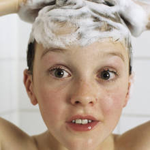 Co zrobić, gdy twoje dziecko nie lubi mycia włosów?