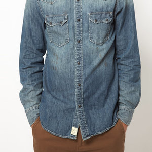 W połączeniu z bawełnianymi chinosami