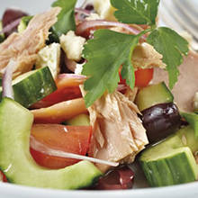 Przepis na lekką sałatkę z tuńczykiem z puszki