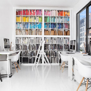 Półka z książkami