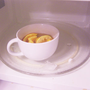 Włóż miskę do mikrofalówki i podgrzej